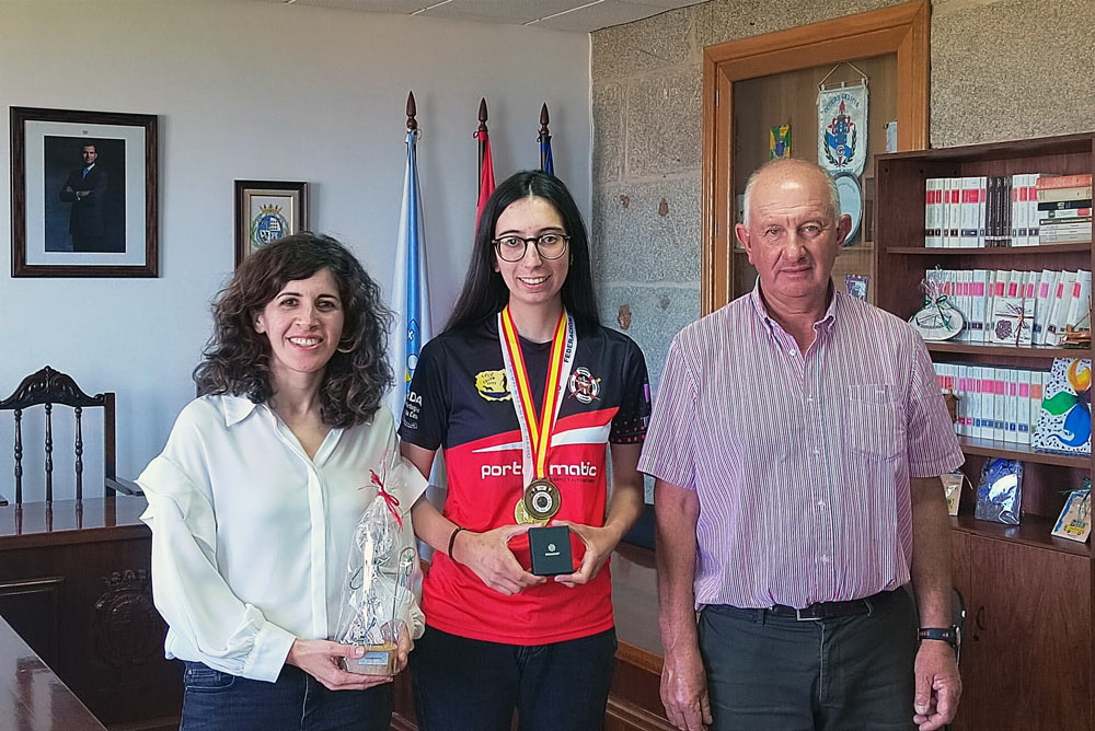 Oia recoñece á súa veciña Uxía Fernández, campioa de España de bateis co equipo feminino do club de remo Robaleira